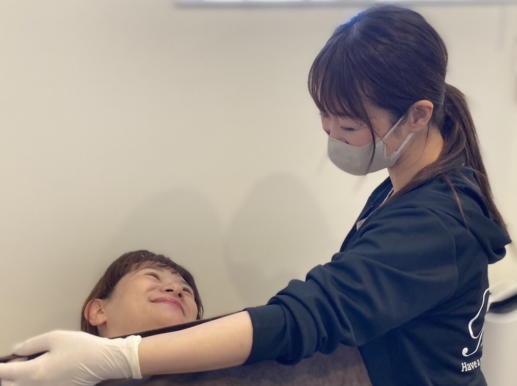 助産師とお母さんが赤ちゃんを見守っている様子